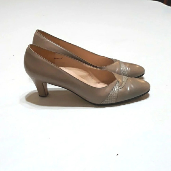 Vintage Ferragamo Pumps Patent Leather Heels - Picture 12 of 12